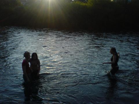 Megy, Linda a Gardi se rozhodly, že vyzkouší řeku u kempu.

na fotce jsou: 